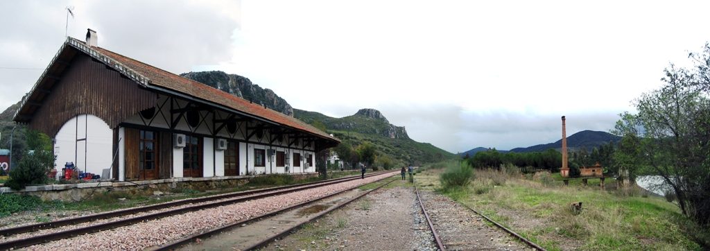 Vista panorámica del muelle de la antigua estación de Espiel (Córdoba)