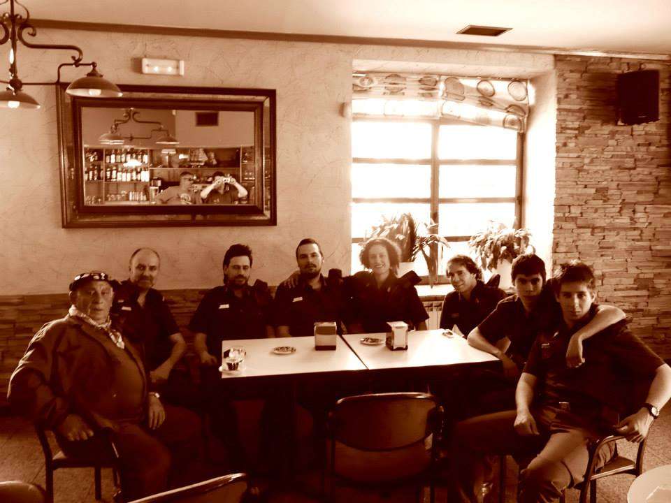 El grupo con un antiguo mando de Zapadores, en un bar de Toral. 