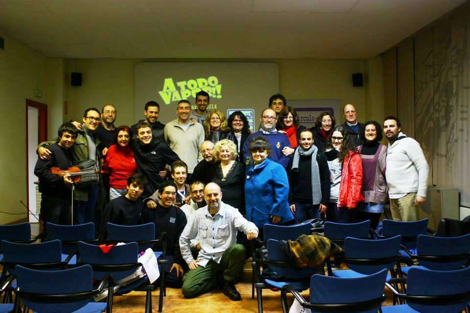 Foto de grupo tras la jornada cultural "El cine y los primeros trenes"