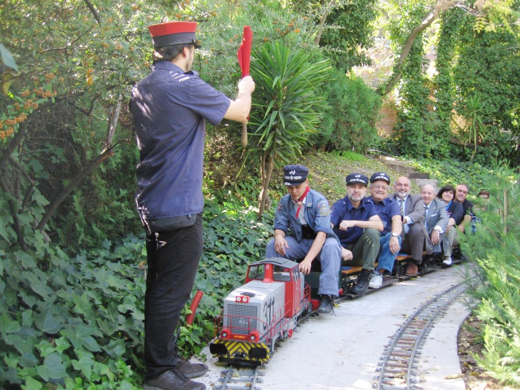 Un tren del Ferrocarril de las Delicias recibiendo la orden de salida de la estación de Tomás Bretón.