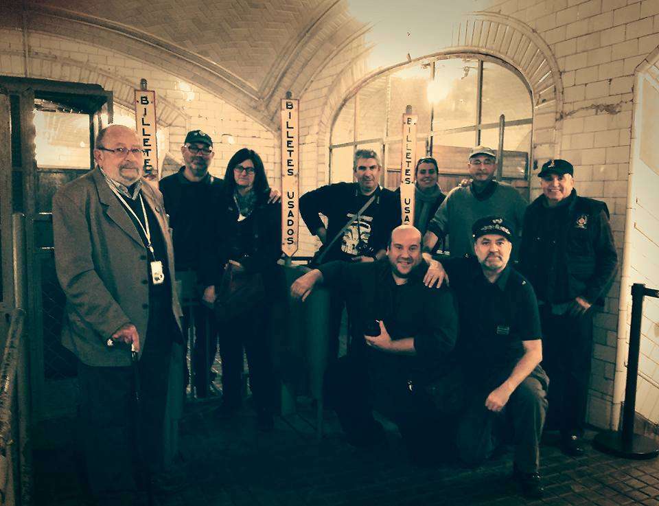Parte de los asistentes, de visita en el Metro de Chamberí con Rubén Morón.