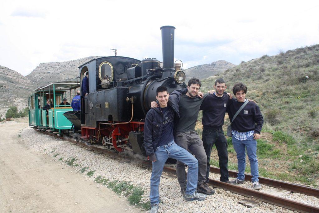 El grupo frente a la locomotora "Hulla", en Utrillas (Teruel). 