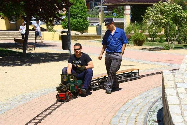 La Alicia en Las Matas con dos coches "Madrid"