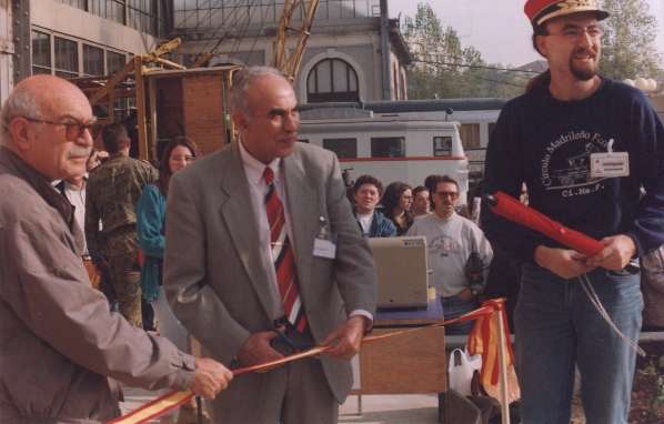 Momento del corte de la cinta