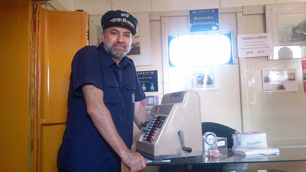 El Presidente del Círculo, con la máquina Hugin dentro del tren de las Edades del Hombre.
