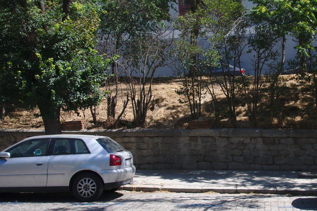 Zona del terraplén en la que se podría instalar la escalera para mejorar el acceso a la estación de Cercanías.