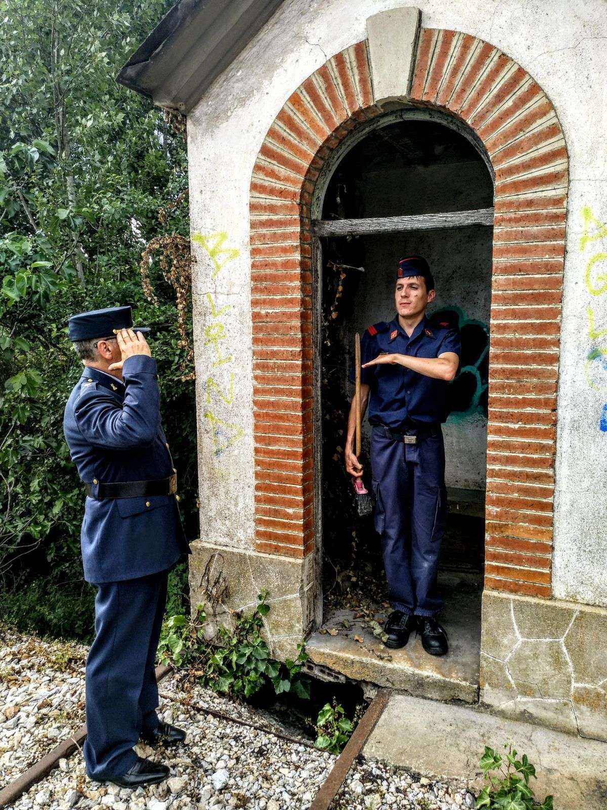 Posando en la garita del guardaagujas