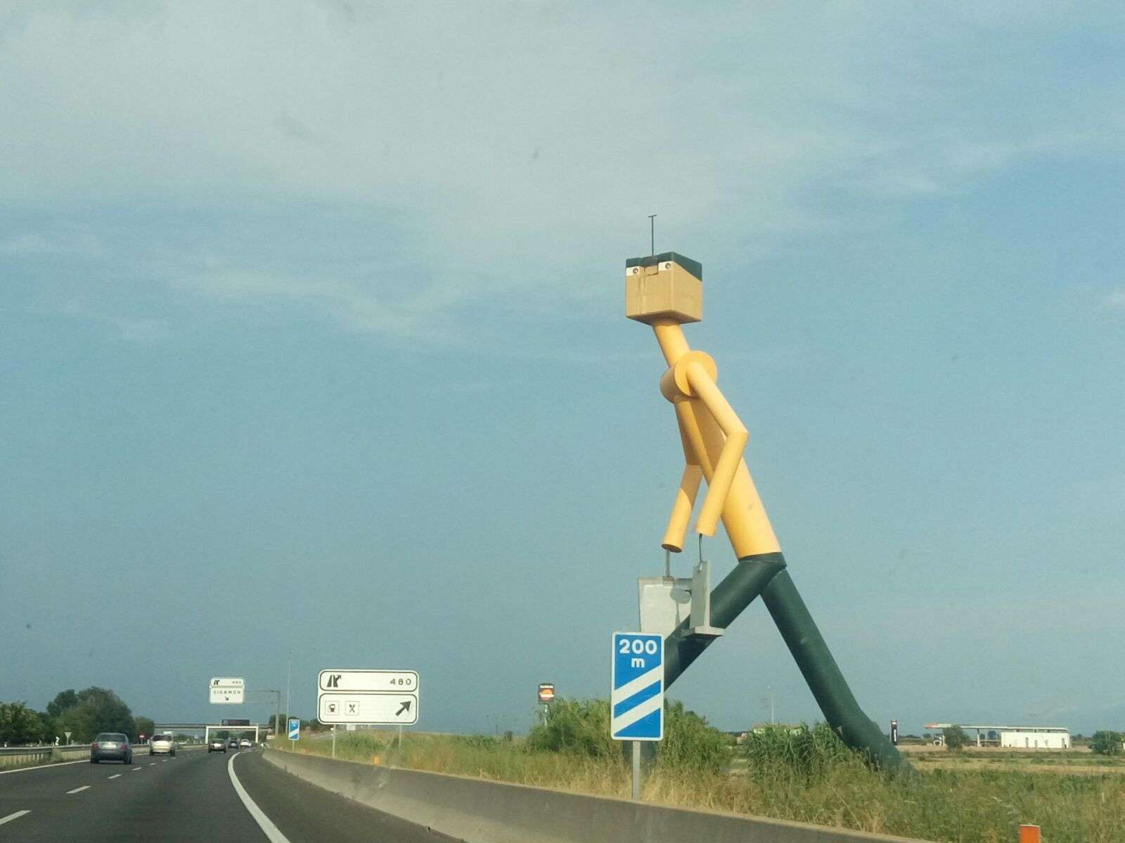 Payés gigante a punto de cruzar la A-2 en Lleida