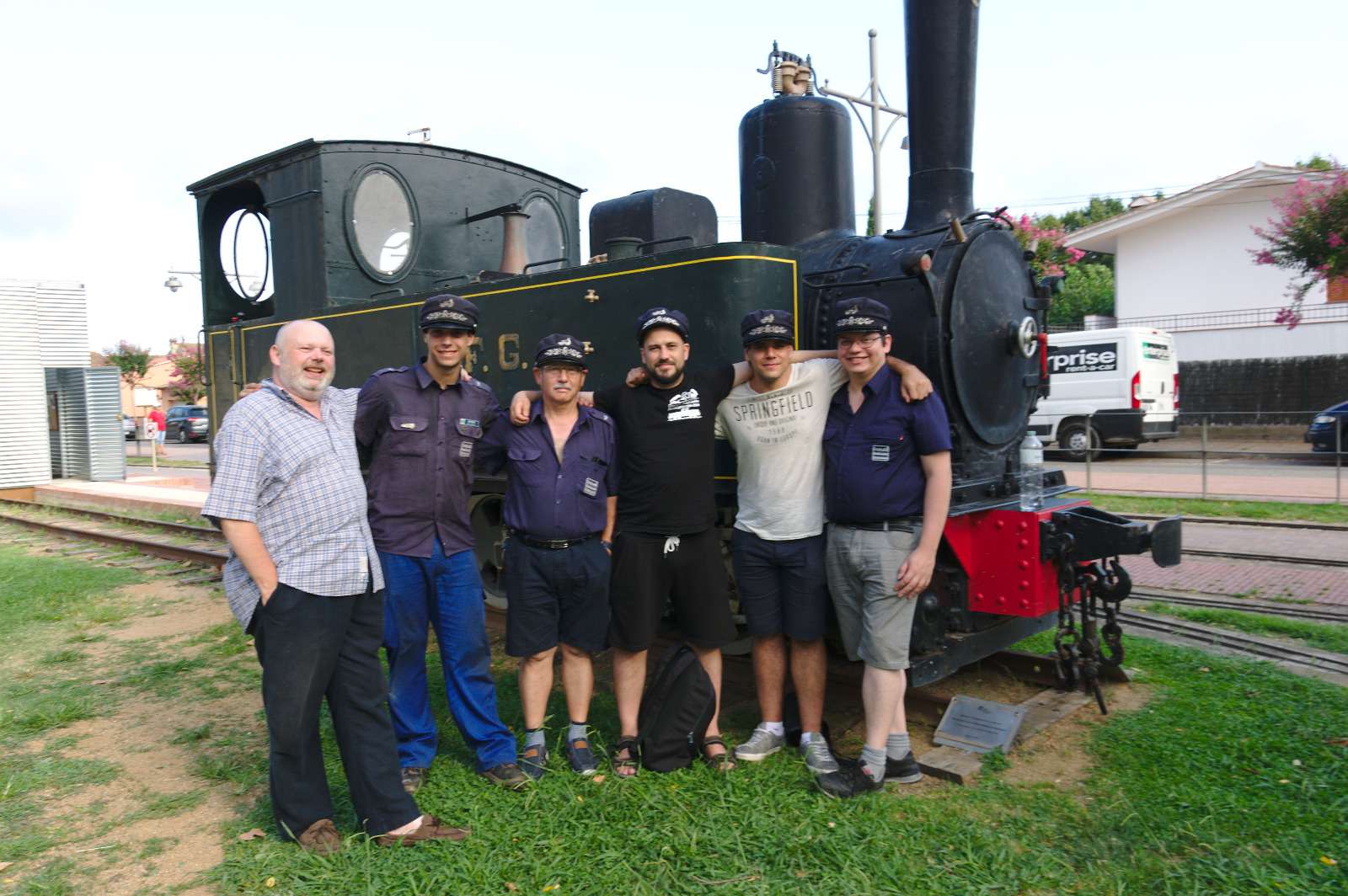 El grupo del Círculo, junto a la locomotora del SFG