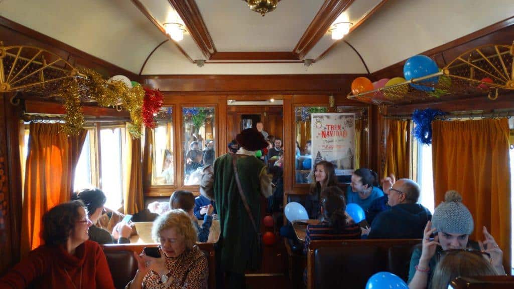 Interior de los coches Prestige con la decoración del Tren de la Navidad