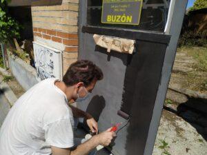 Pintando la puerta de Turmalina