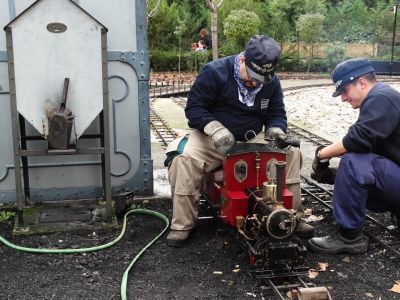 Dos de nuestros socios durante el encendido de la 030-004 "Dolores"