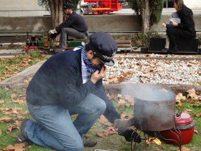 Uno de nuestros socios encendiento el fuego para la olla ferroviaria con la 030-003 "Alicia" circulando