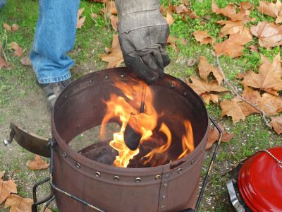 Como los buenos ferroviarios, hacemos la Olla con el fuego del carbón