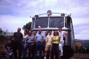 Foto de grupo con el ferrobús de ABUAF