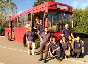 Foto de grupo con un autobús Pegaso 6038 en Sabadell (Barcelona)