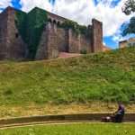 Tren bajo el castillo de Terrassa, en el FC de Vallparadís