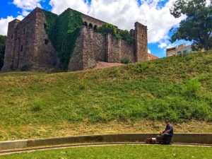 Tren bajo el castillo de Terrassa, en el FC de Vallparadís