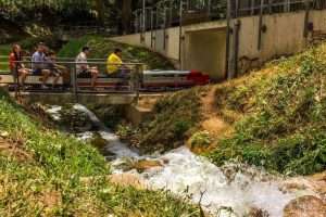 Tren sobre la cascada del FC de Vallparadís