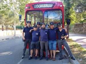 Foto de grupo junto al Pegaso ex EMT Madrid