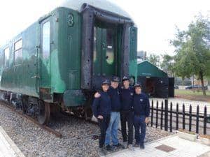 El grupo de socios que viajó a Benicàssim, junto al coche 12.000 preservado por la Asociación Cultural Tren de Farja