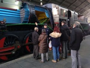 Explicación del funcionamiento de una locomotora de vapor junto a la "Mikado" seccionada