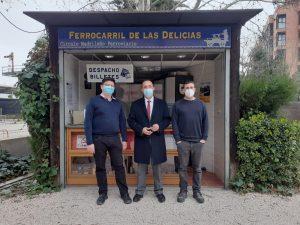 José Carlos Domínguez Curiel junto a la taquilla del Ferrocarril de las Delicias durante su visita